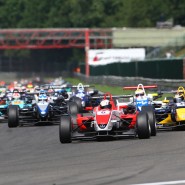 Start of Race 3, Webb  leads Vergne